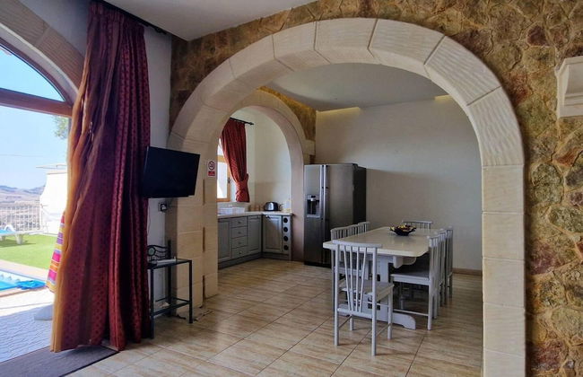 Modern 4-bed Home in Ix-xaghra, Valley View Pool - Foto 20