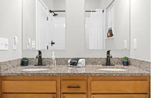 3BR 2BA Home with King Queen & Twin Beds - Foto 60