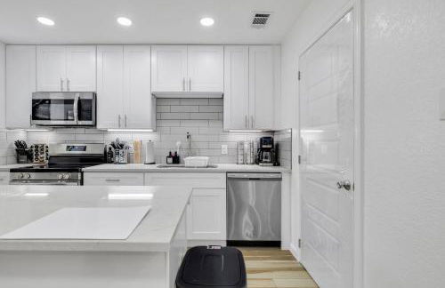 Arlington Entertainment District Home Green & White Door - Foto 40