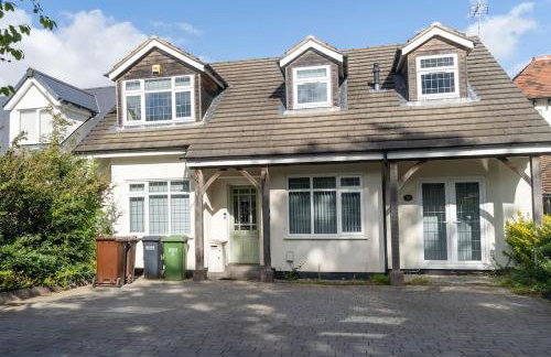 Spacious 15 Guest Home With 9 Beds in Shirley - Photo 2