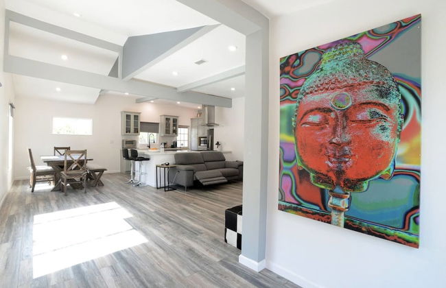 Spacious House on Melrose w Private Backyard Gym - Photo 1