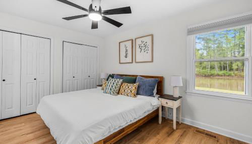 Comforting Lakeside Retreat in Gated Community - Foto 5