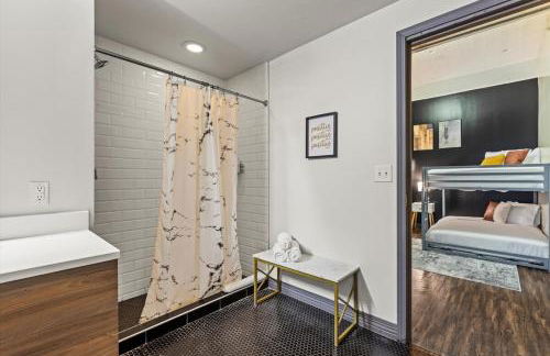 Heart of Downtown Dallas 2BR 2BA Getaway - Photo 29