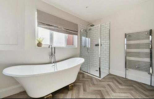 Freshly decorated apartment 10 mins from Cotswolds Child Friendly Great location with plenty of nearby free parking freestanding bath and outdoor private terrace area - Foto 10