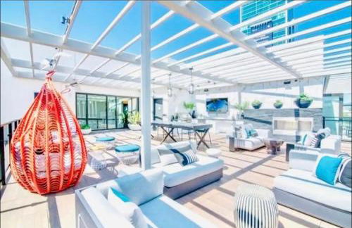 Hollywood Penthouse with Balcony & Pool View - Photo 7