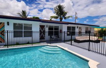 Prime Location Gateway with Pool & Patios, Near Beaches, Groceries and Restaurants - Photo 79