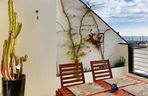 Stunning sea views over marina with swimming pool - Photo 5