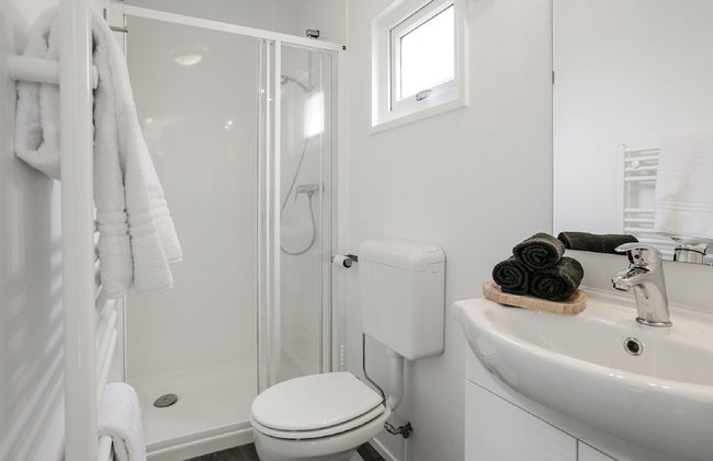 Sunlit Chalet by the Pond - Foto 6