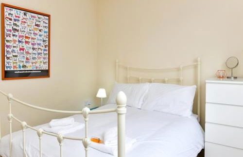 Spacious 4 Bedroom home with Parking Garden - Pass the Keys - Foto 30