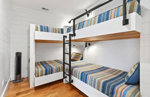 Dockside of the Moon - Photo 31