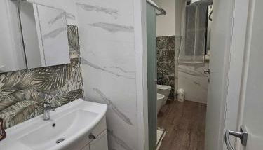 Gloria House - Photo 2