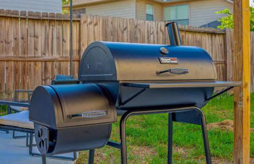 Cypress 5 Bedroom Retreat with Hot Tub, Firepit and Game Tables! Pet Friendly - Foto 52