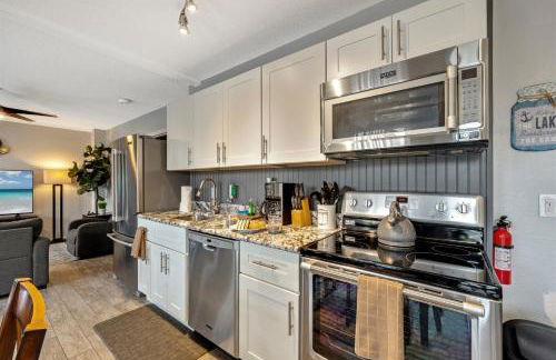 Exquisite Lakefront Pool House Awaits Pool 10 PPL - Foto 24