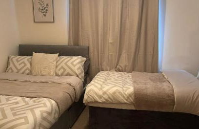 Cosy 2 Bedroom House - Large Driveway, EV Socket, WiFi, Contractor & Leisure Stays - Foto 15