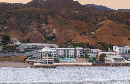 Oceanfront Gem w Balcony Pool Hot Tub Carbon Beach Access Bluewater Haven by AvantStay - Photo 30