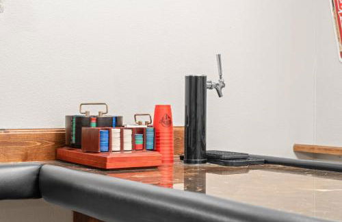 Lakefront Retreat with Deck, Movie Room and Yard - Foto 29