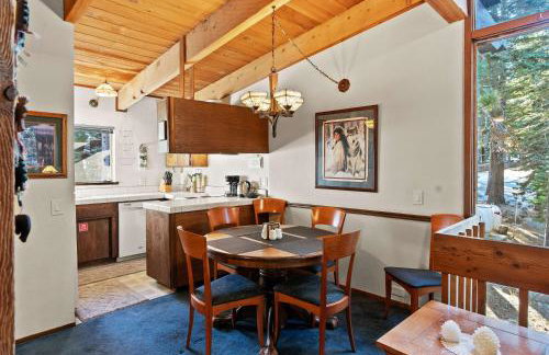 2BR Overlooks Shared Pool Near Gondola & Village - Foto 16