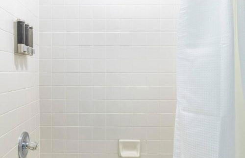 King Bed_Cozy Urban Retreat-Central Memphis - Foto 28