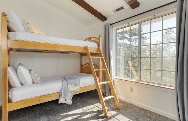 Views, Hot Tub, Firepit, Game Room, Playground Enchanted Forest by Avantstay - Foto 28