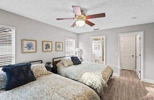 Retreat with Heated Pool in a Serene Community - Foto 22