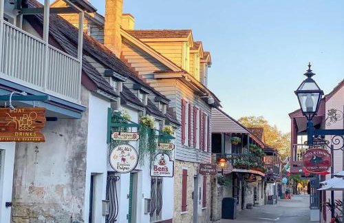 Quaint Cottage with Private Pool-Walk to Everything - Foto 40