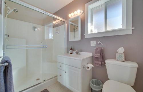 Charming Getaway, Walk to Windsor Lake and Downtown! - Foto 16