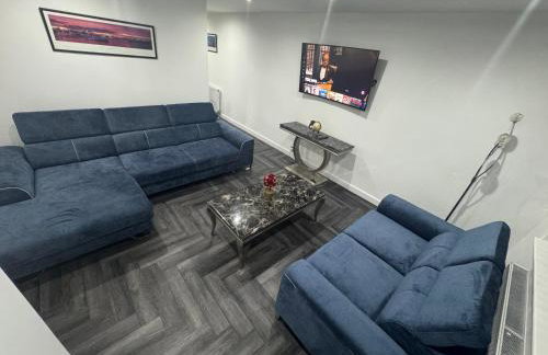 Modern 3 Bedroom Holiday Home -Jaquzzi Bath -Private Parking-suitable for contractors - Free WiFi - Foto 1