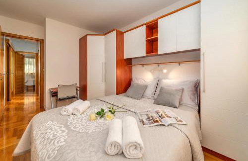 Cityscape Comfort Apartment With Garage - Happy Rentals - Photo 18