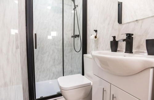 4 Bed Home sleeps 7 close to Cheshire Oaks Princes Rd - Photo 12