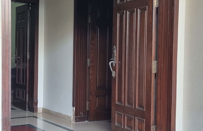 Impeccable 4-bed Villa in Gujrat - Photo 17