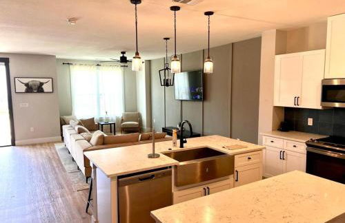 Loop, New Luxurious Large 3BR House, Sleeps 11 with Free Parking - Photo 66