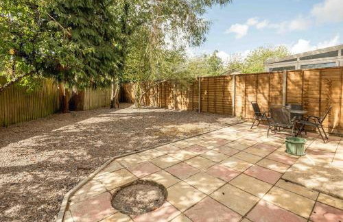 Family-Friendly 3-Bed House with Huge Garden - Foto 15