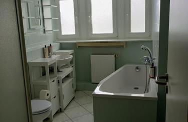 D-Quadrat FeWo "Doni" für Familien, Geschäftsreisende und Urlauber, mit 3 Zimmern, Tageslichtbad, Südbalkon und Kingsize-Betten, für bis max 6 Erwachsene und 2 Kleinkinder - Foto 7