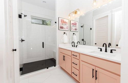 Designer Single Family House-Rooftop- Hot Tub - Foto 45