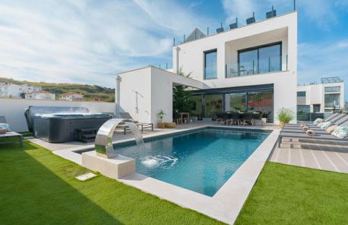 Paradise Villa, luxury villa near the beach - Photo 1