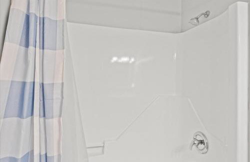 Beachy Getaway - Cozy and Secluded Lodge Home - Foto 5