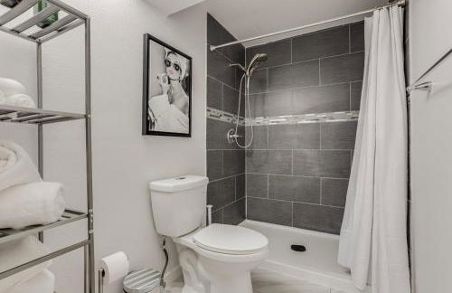 Pop Art Oasis with Karaoke Mini Golf Hot Tub and Pool - Photo 30