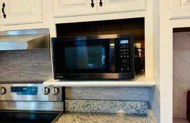 East Riverdale Enchanting 4 bedroom with 2 full bathrooms - Foto 32