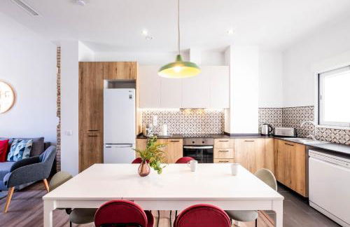 Spacious Apartment with Great Views - Photo 8