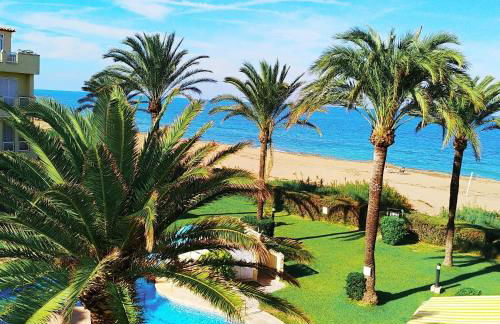 Estupendo apartamento en primera línea de playa y con vistas al mar - Foto 3