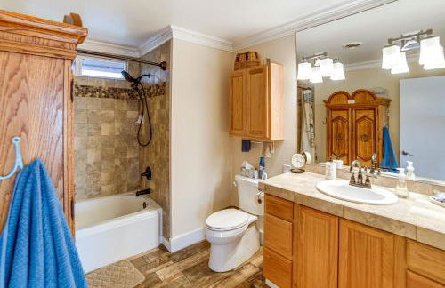 Waterfront Clear Lake Home with Game Room and Deck! - Foto 29