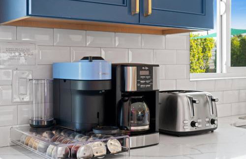 NEW Retro Escape 70's Vibes Wellness Game Room - Foto 16