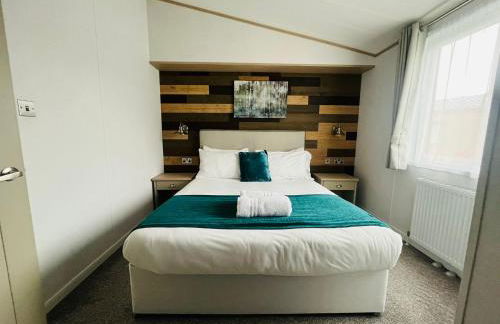 Hedgerow Lodge with Hot Tub - Foto 10