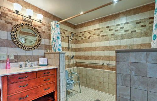 Expansive Getaway about 2 Miles to Mendenhall Glacier! - Foto 18