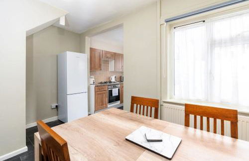 Convenient 2BR House with Great Transport Links - Photo 33