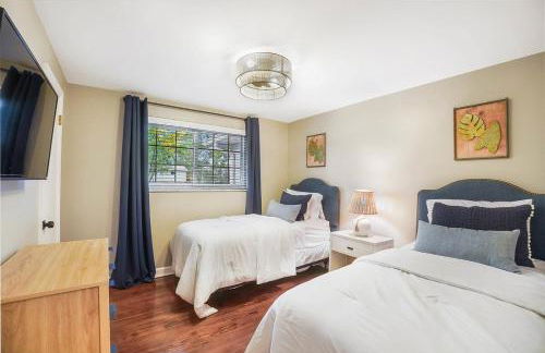 The Sleepy Tiki - game room, tiki lounge, firepit - Foto 63