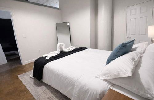 2BR Urban Loft Haven - Rooftop Games & Fitness - Foto 8