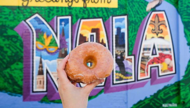 Primo piano di un donut di New Orleans