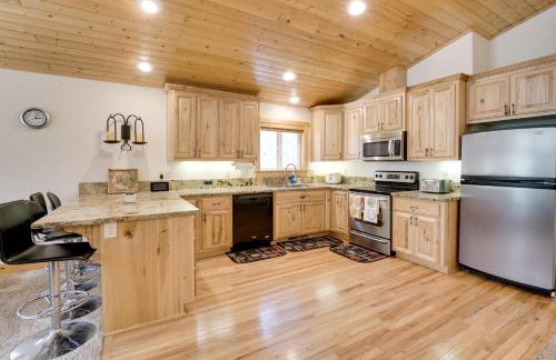 Near Donner Lake and Skiing Soda Springs Cabin! - Foto 6