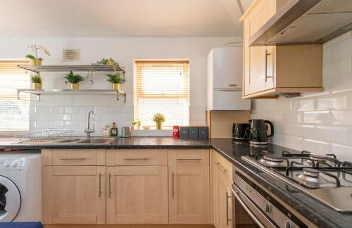 Lovely 3-bed 20 minutes to Central London - Photo 10